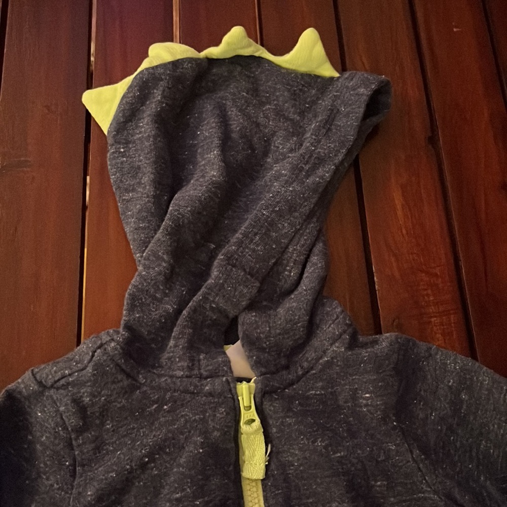 4 items (2 pjs and 2 outfits), 6-9M